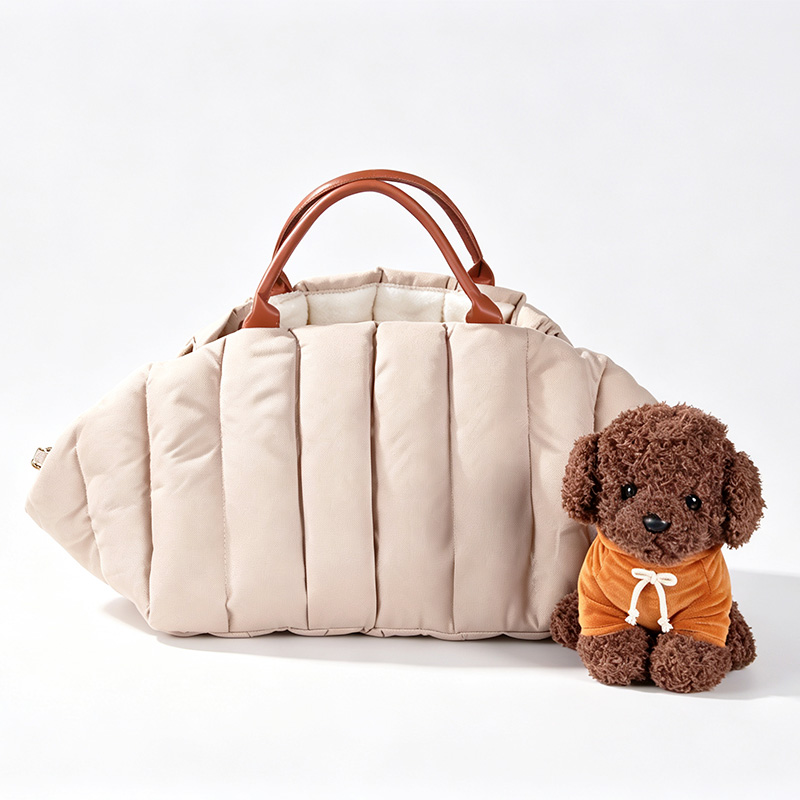 Bolsa de transporte leve e acolchoada para cães e gatos de pequeno porte, na cor bege, com clipe de segurança para guia, bolsos de armazenamento e base removível (PCB40).